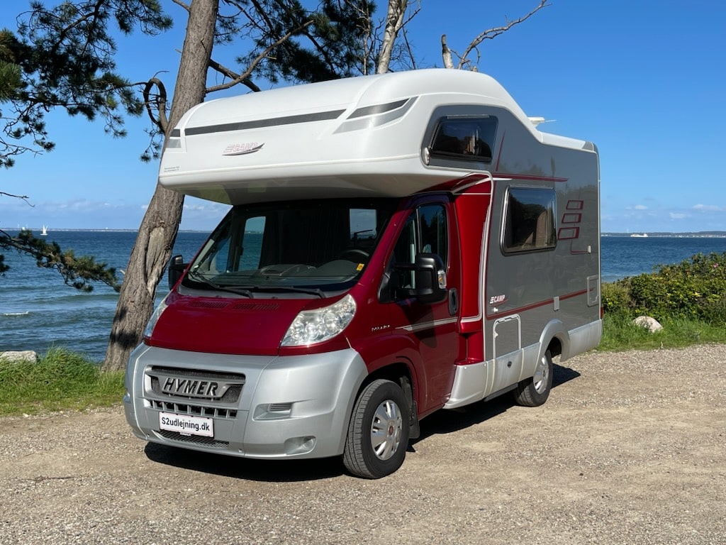 Vogn 2
Vores Fiat Ducato Hymer har 4 sele- og sovepladser. De to af sovepladserne er en fast beliggende i alkoven og, herudover kan siddegruppen nemt redes op til en dobbeltseng efter behov.