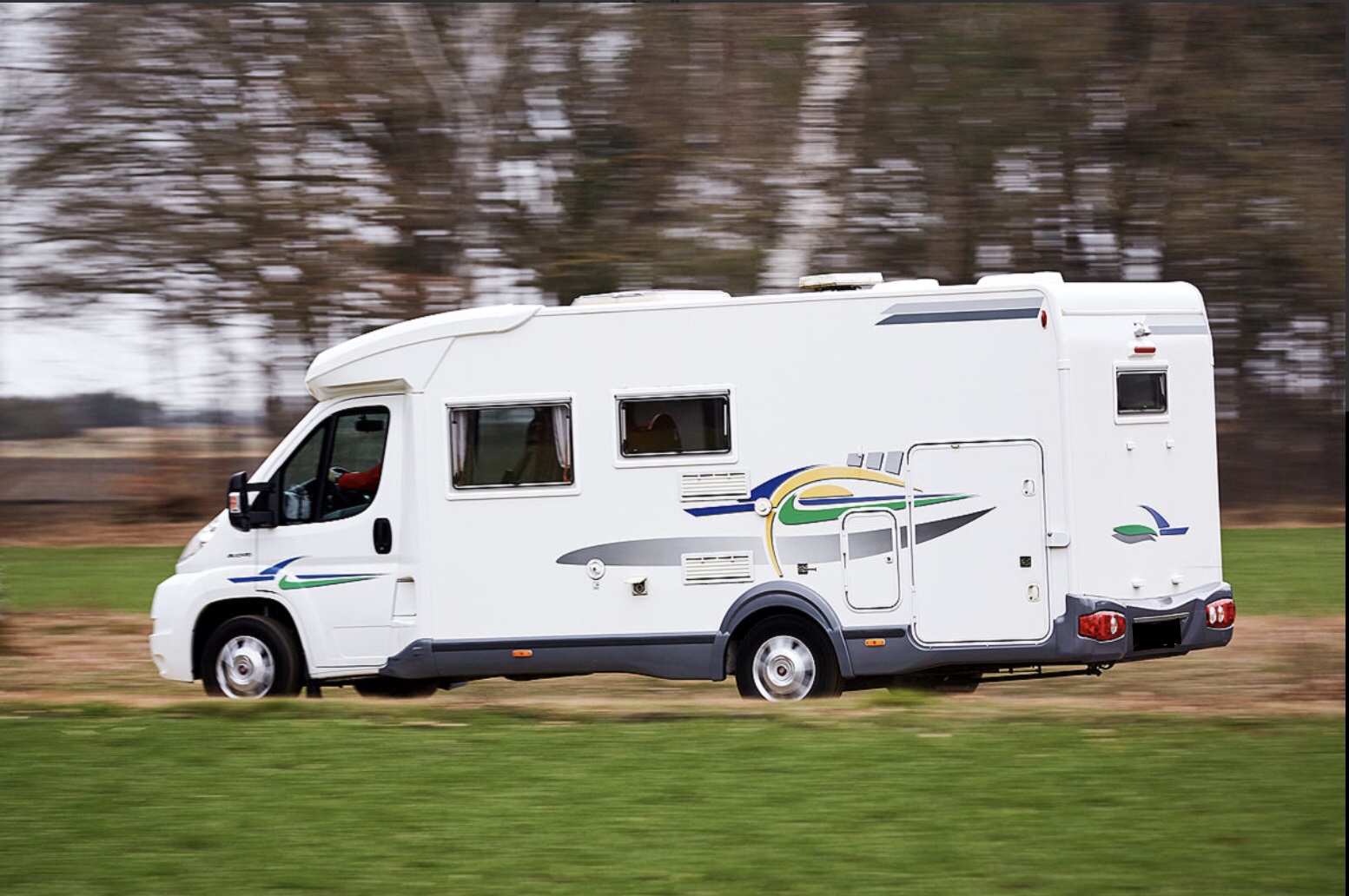 Vogn 3
Denne delintegreret autocamper har 4 selepladser og 4 sovepladser. Vognen har massere af udstyr, herunder fartpilot, camper-GPS, bakkamera og aircondition i førerkabinen.