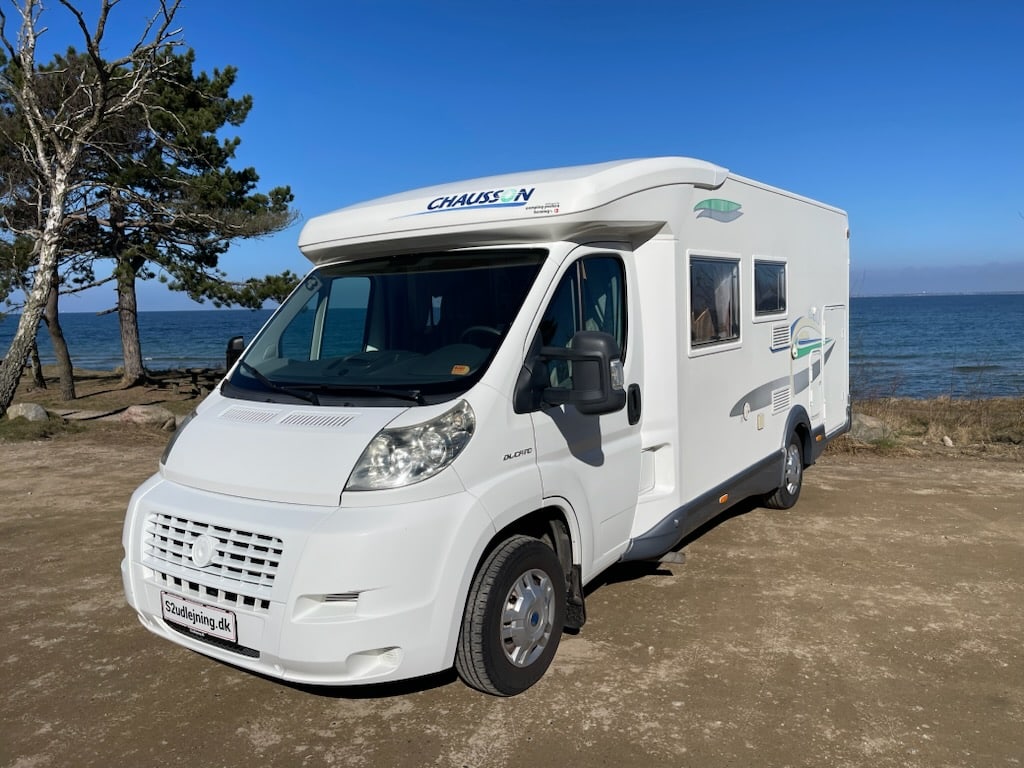 Vogn 3
Denne delintegreret autocamper har 4 selepladser og 4 sovepladser. Vognen har massere af udstyr, herunder fartpilot, camper-GPS, bakkamera og aircondition i førerkabinen.