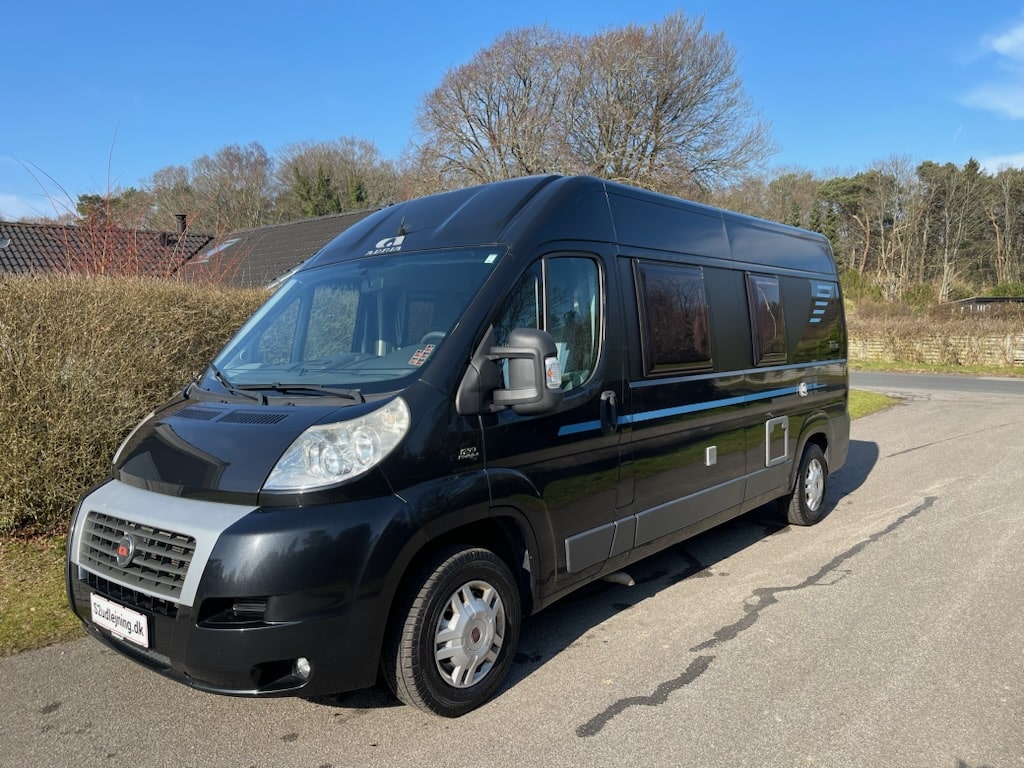 Vogn 9
Denne autocamper er den perfekte løsning for to personer, der ønsker friheden til at udforske verden på egen hånd, uden at gå på kompromis med komfort eller bekvemmelighed. Klar til at tage på eventyr? Book din oplevelse nu!