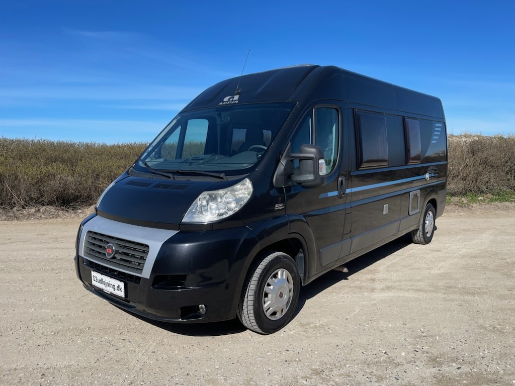 Vogn 9
Denne autocamper er den perfekte løsning for to personer, der ønsker friheden til at udforske verden på egen hånd, uden at gå på kompromis med komfort eller bekvemmelighed. Klar til at tage på eventyr? Book din oplevelse nu!