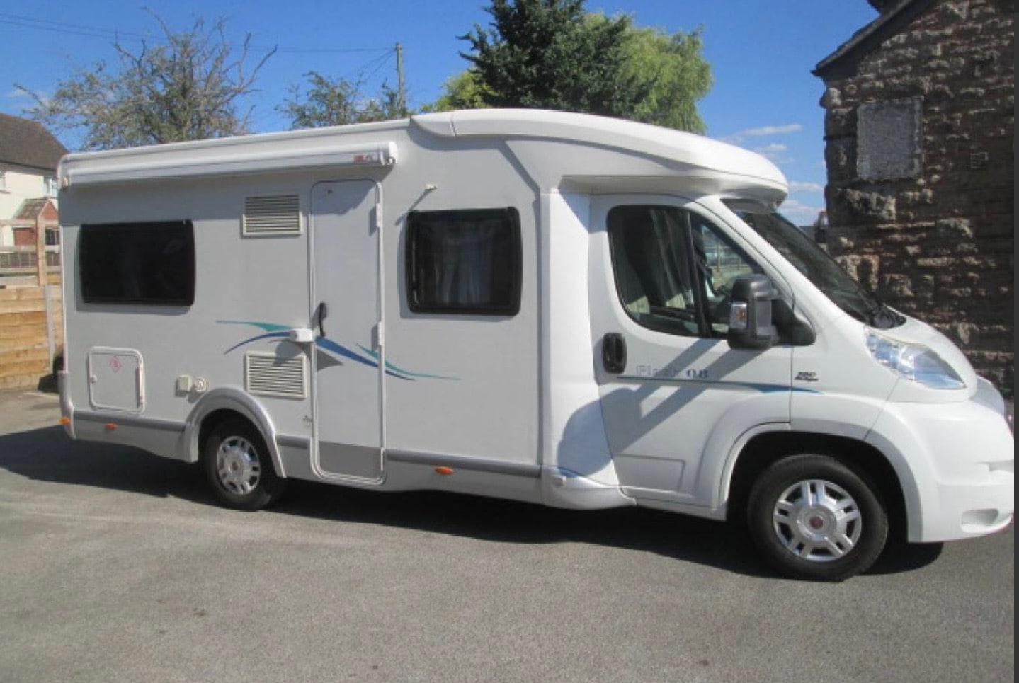 Vogn 6
Denne delintegreret Fiat Ducato Chausson har 4 sele- og sovepladser og er perfekt for jer der ønsker en komfortabel autocamper der kan komme rundt de fleste steder.