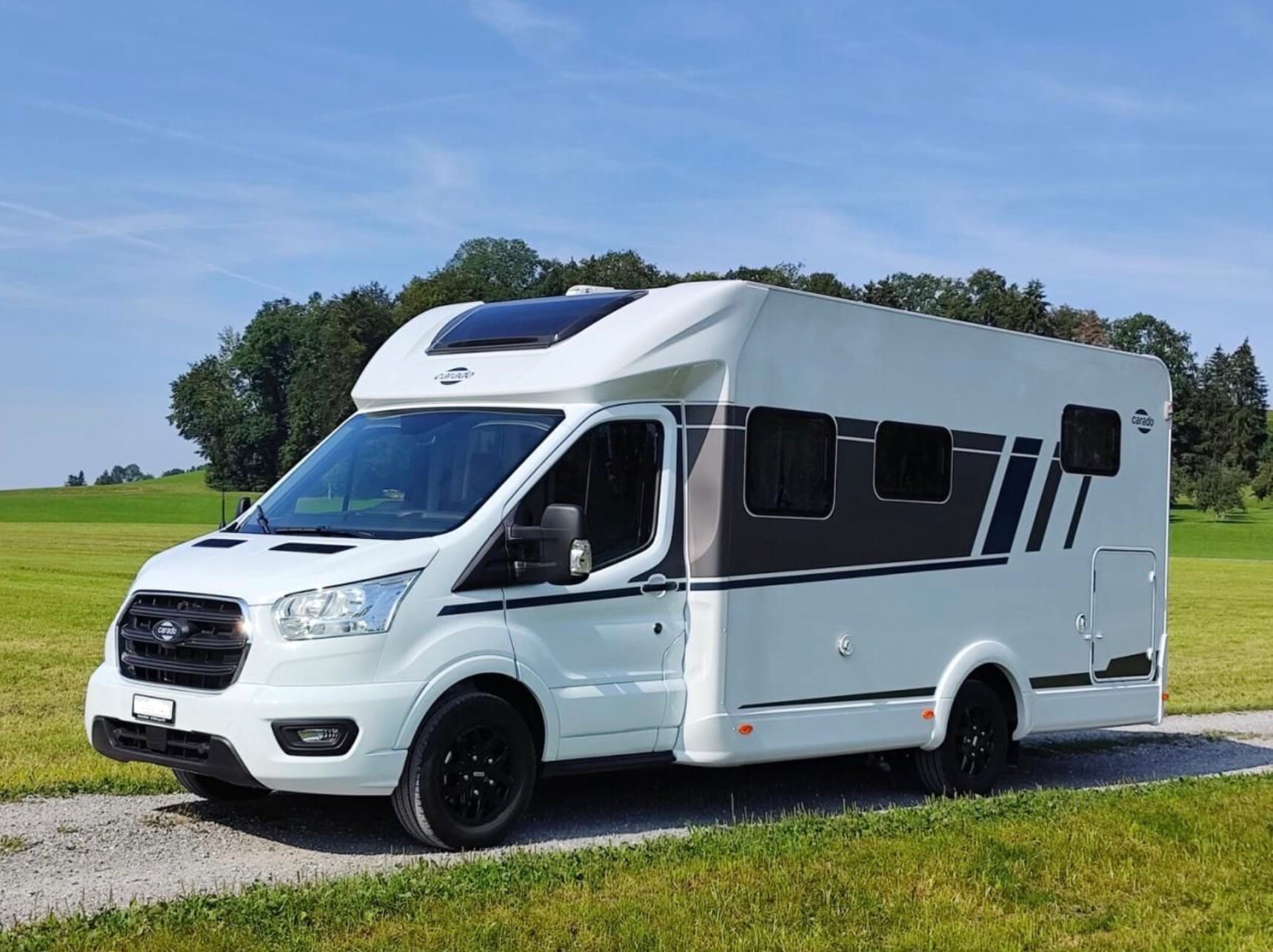 Vogn 12 - Premium
Drømmer I om frihed på vejen uden at gå på kompromis med komforten? Denne 2-personers Premium camper giver jer en moderne og veludstyret base til at nyde rejsen.