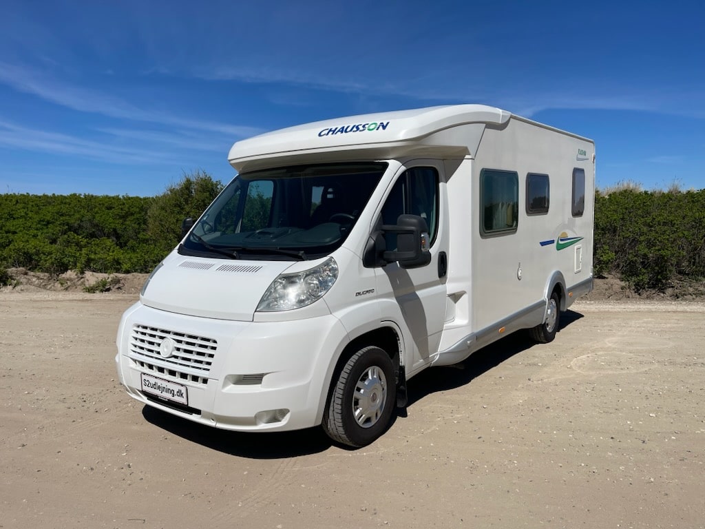 Vogn 6 - Komfort
Denne delintegreret Fiat Ducato Chausson har 4 sele- og sovepladser og er perfekt til ferie for hele familien. Denne komfortable autocamper kan både bruges til storby- og strandferie. Kun fantasien sætter grænser.