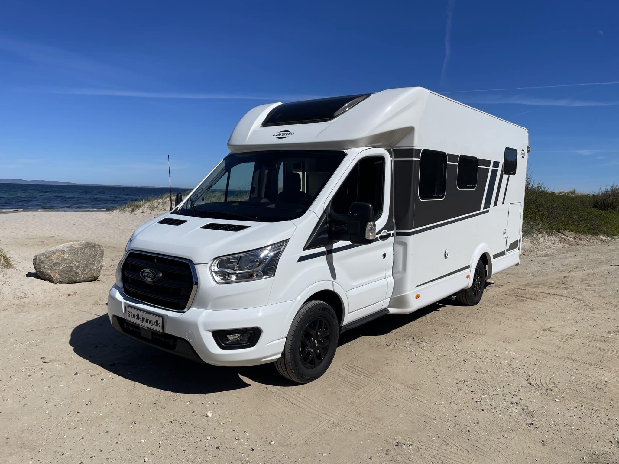 Vogn 12 - Premium - Automatgear
Drømmer I om frihed på vejen uden at gå på kompromis med komforten? Denne 2-personers Premium camper giver jer en moderne og veludstyret base til at nyde rejsen.