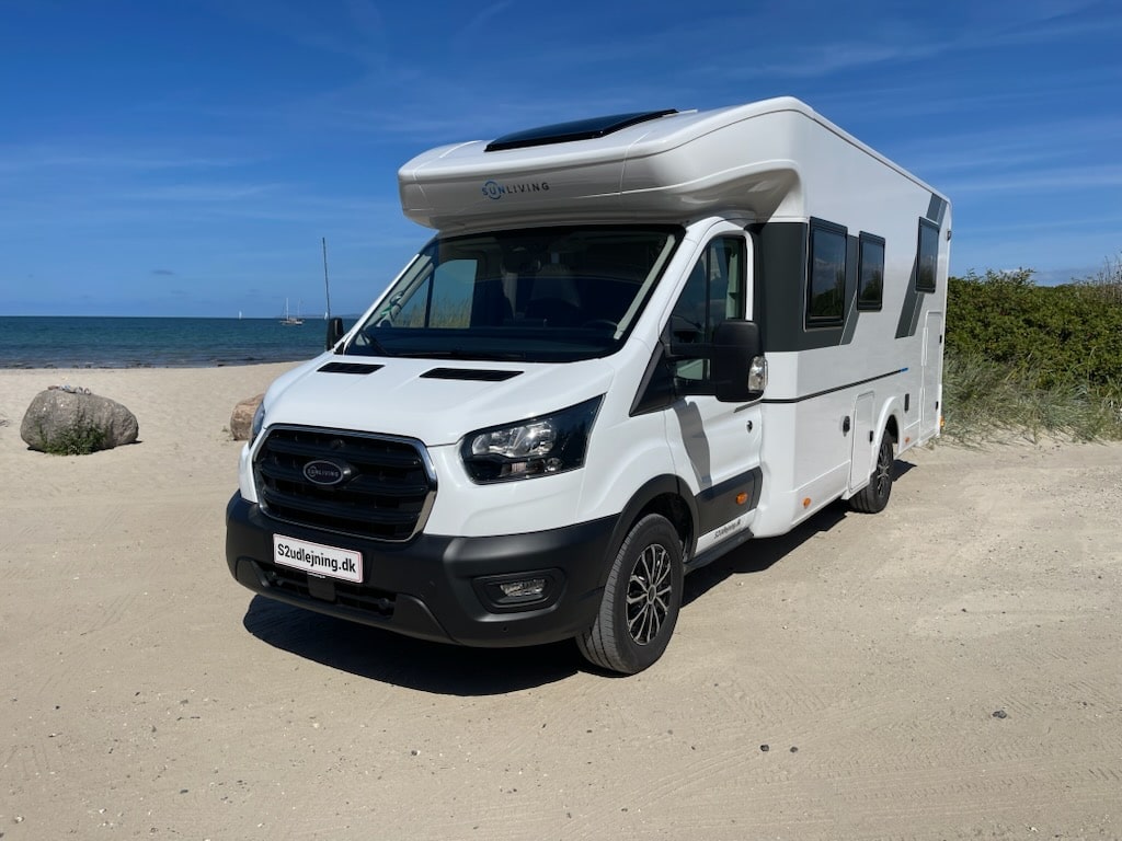 Vogn 13 - Premium - Automatgear
Drømmer I om frihed på vejen med plads til hele familien? Denne autocamper kombinerer komfort, moderne udstyr og masser af frihed, så I kan nyde rejsen i jeres eget tempo.